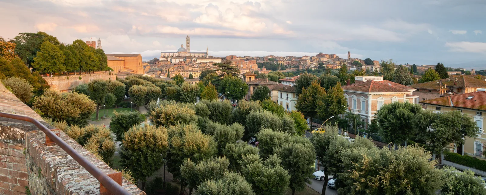 Parkeren bij Fortezza Medicea en het stadion in Siena in Siena
