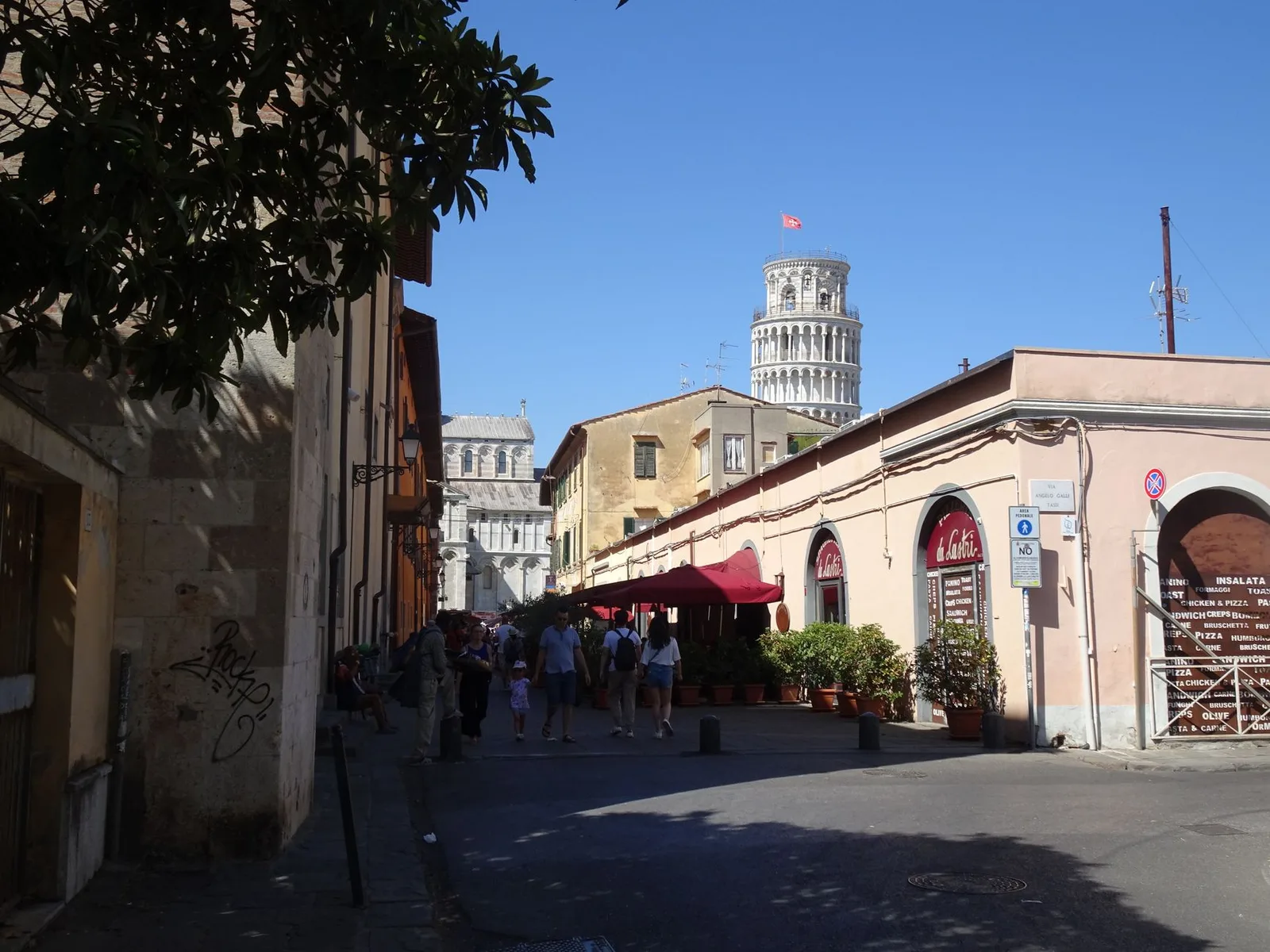 Ochtendmarkt op Piazza delle Vettovaglie in het centrum van Pisa in Pisa
